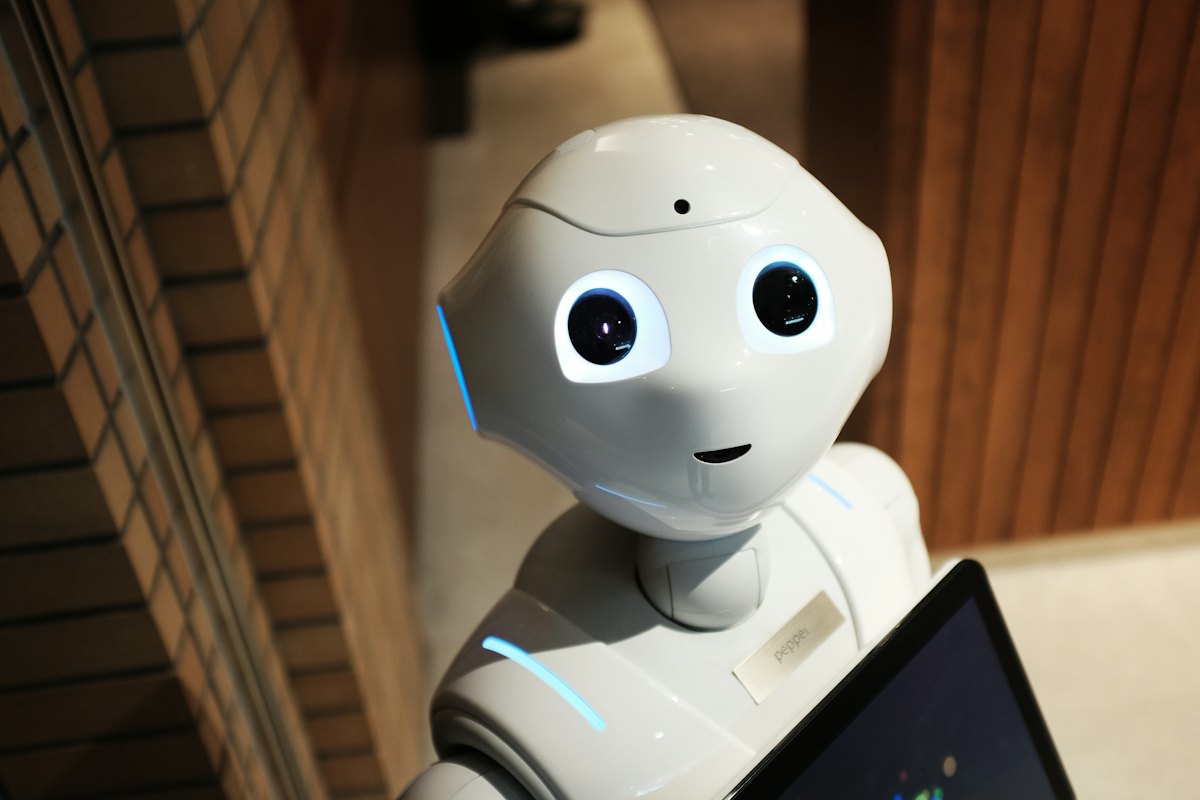 Friendly white robot representing an AI assistant